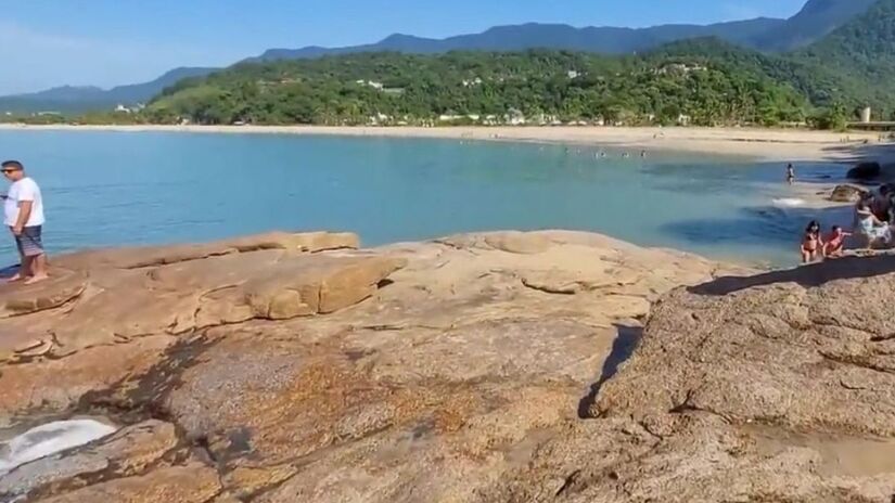 A paisagem natural da praia oferece uma atmosfera de paz, ideal para relaxar e se desconectar da rotina