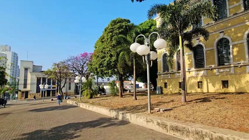 A avenida atrai cerca de 50 mil visitantes por mês, principalmente mulheres revendedoras e consumidoras