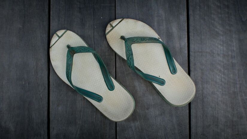 Feitas com materiais laváveis à máquina e de secagem rápida, as sandálias esportivas são ideais para ambientes de praia, piscina ou passeios urbanos, unindo higiene, praticidade e resistência / Pexels/Madi WCF