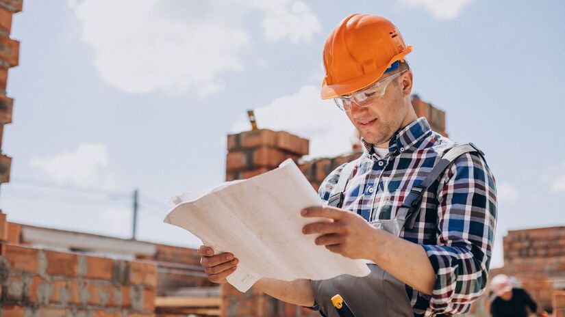 Construção civil: o setor segue aquecido, com oportunidades para pedreiros, ajudantes e profissionais técnicos/ senivpetro/Freepik