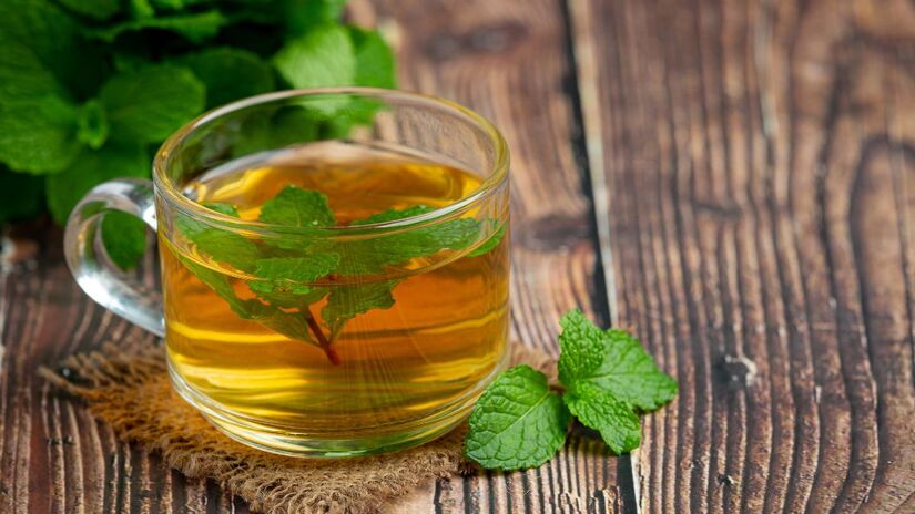 O chá verde, conhecido por suas propriedades antioxidantes, é um ótimo aliado na redução de gordura no fígado e no estímulo ao metabolismo, sendo recomendado o consumo diário para obter resultados consistentes / jcomp/freepik