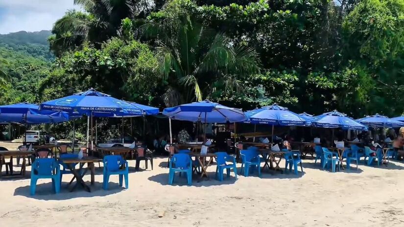 A gastronomia caiçara é destaque, com pratos típicos como o Peixe Azul Marinho, feito com receitas tradicionais e ingredientes frescos