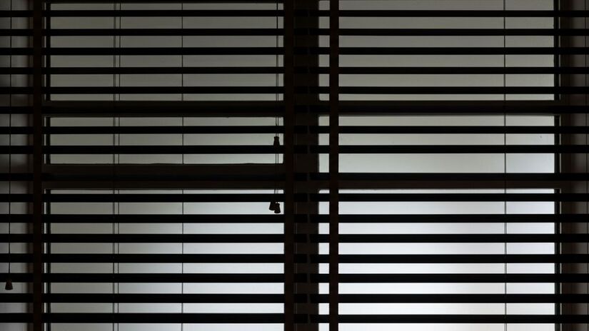 Você pode ajustar a altura conforme a necessidade, controlando melhor a entrada de luz e garantindo mais privacidade
