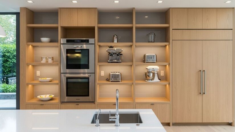 O design modular é o grande diferencial desse tipo de mobiliário, possibilitando ajustar prateleiras conforme o tamanho e a frequência de uso dos aparelhos