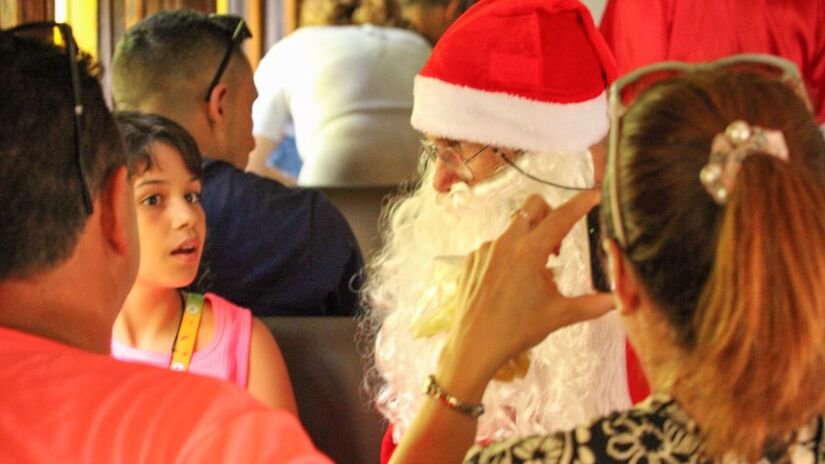 O encontro das crianças com o Papai Noel é um dos momentos mais esperados do trajeto, pura magia e emoção/ Reprodução Facebook/Trem Caiçara
