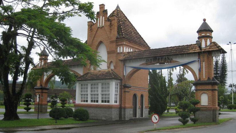 O pórtico do Imigrante Wolfgang Weege / JLes/Wikimedia Commons