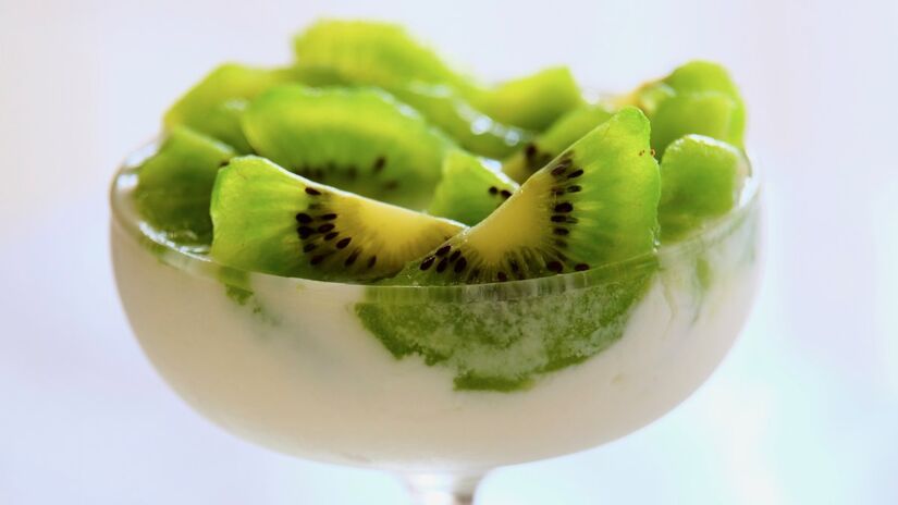 Refrescante e versátil, o kiwi combina perfeitamente com iogurte e frutas frescas / Pixabay