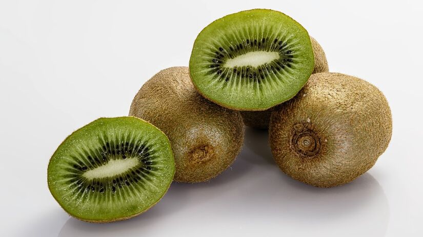 Rico em vitamina C, o kiwi fortalece o sistema imunológico e combate os radicais livres / Pixabay