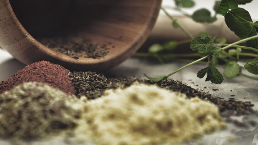 Além de culinário, o alecrim é utilizado em óleos e produtos de cuidados pessoais / Pixabay