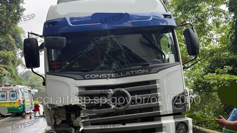 Até o encerramento desta publicação, a pista sul da Via Anchieta permanecia bloqueada no trecho de serra por conta do acidente (Artesp/Divulgação)