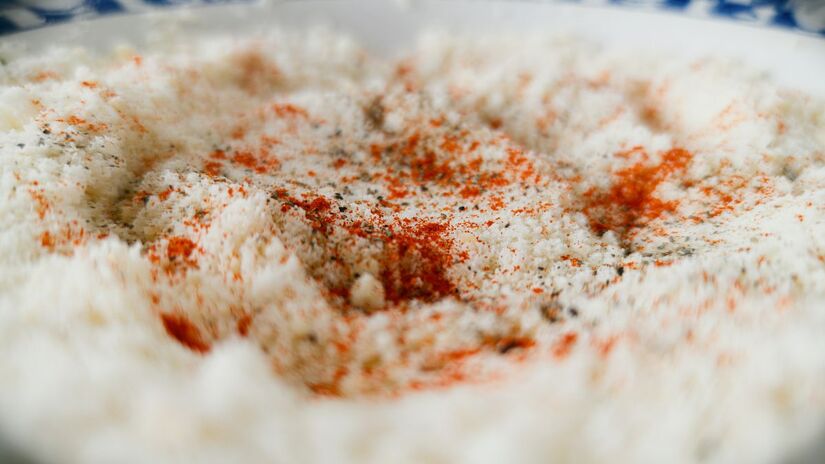 Também pode ser enriquecido com legumes, castanhas ou ervas frescas, tornando-se uma opção nutritiva e versátil para o dia a dia/Unsplash