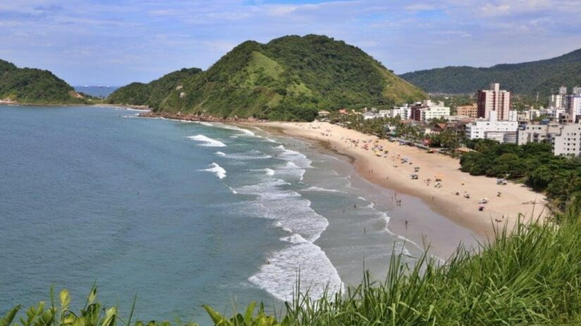 Cerimônia de entrega do selo Bandeira Azul 2025 será realizada no Guarujá, reunindo autoridades e representantes ambientais de todo o país (Divulgação/PMG)