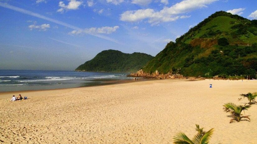 Reconhecida pela qualidade da água e infraestrutura, a Praia do Tombo é símbolo do turismo sustentável no litoral paulista (Divulgação/PMG)
