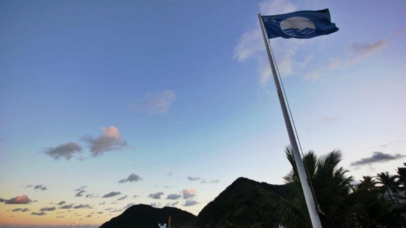 A Bandeira Azul representa o compromisso coletivo entre governos, empresas e comunidades pela preservação ambiental e turismo responsável (Divulgação/PMG)
