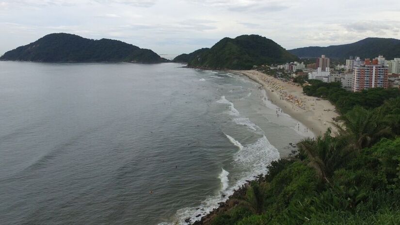 Vista aérea da Praia do Tombo, no Guarujá (SP), que conquistou seu 16&ordm; selo Bandeira Azul e se tornou a mais premiada da América do Sul (Daniel Vilaça/GSP)