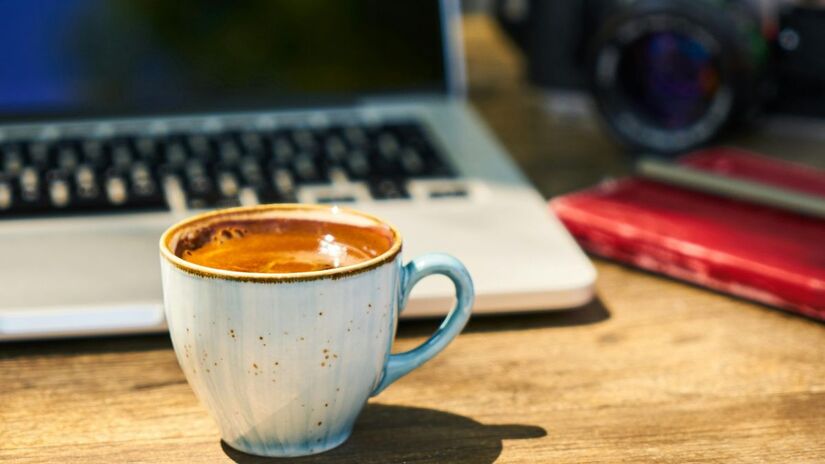 Cientistas apontam que a cafeína fora da manhã desregula o sono e aumenta inflamações no corpo/Pexels