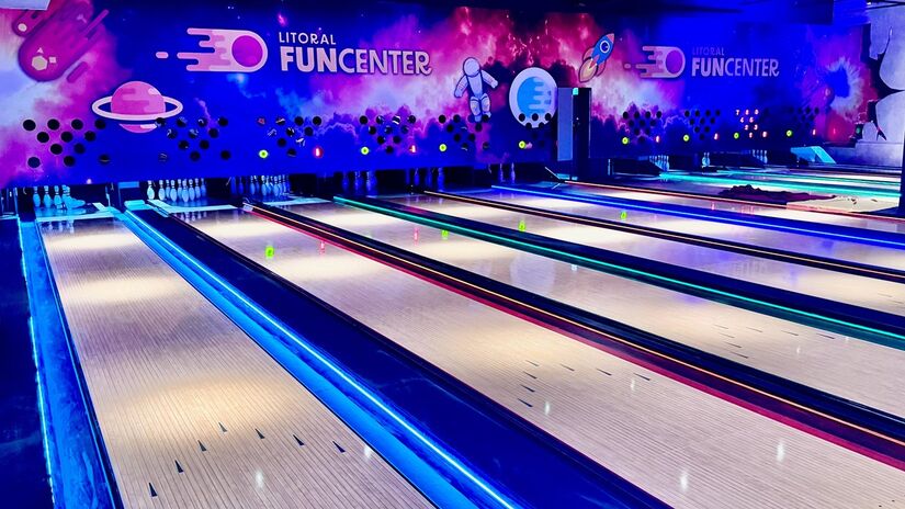 Boliche moderno: 10 pistas com iluminação especial e, à noite, o exclusivo Cosmic Bowling com DJ e efeitos de luzes (Divulgação)