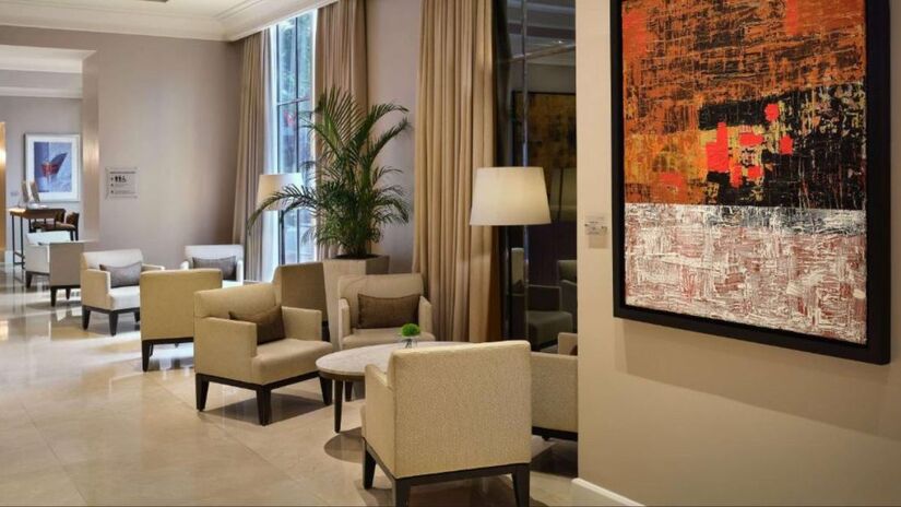 O hotel conta ainda com recepção 24 horas, concierge e serviço de quarto. Além disso, o Bristol Panama Hotel oferece café da manhã  - Divulgação