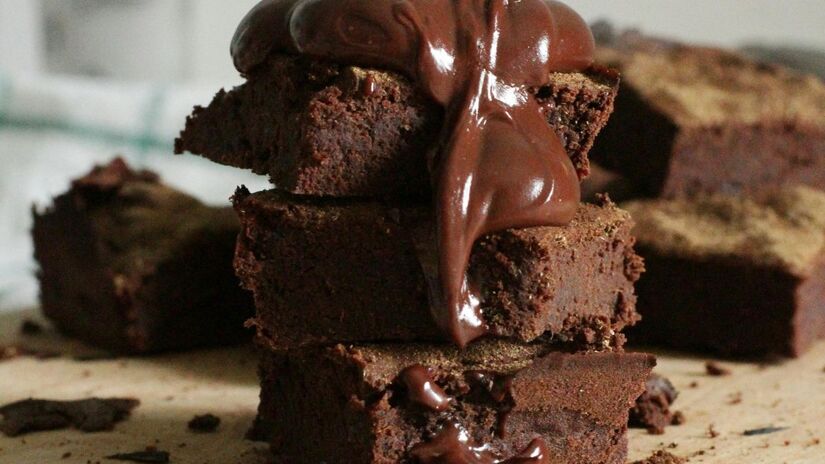 O segredo do sucesso é o ponto do brownie, pois o palito deve sair limpo/Pexels