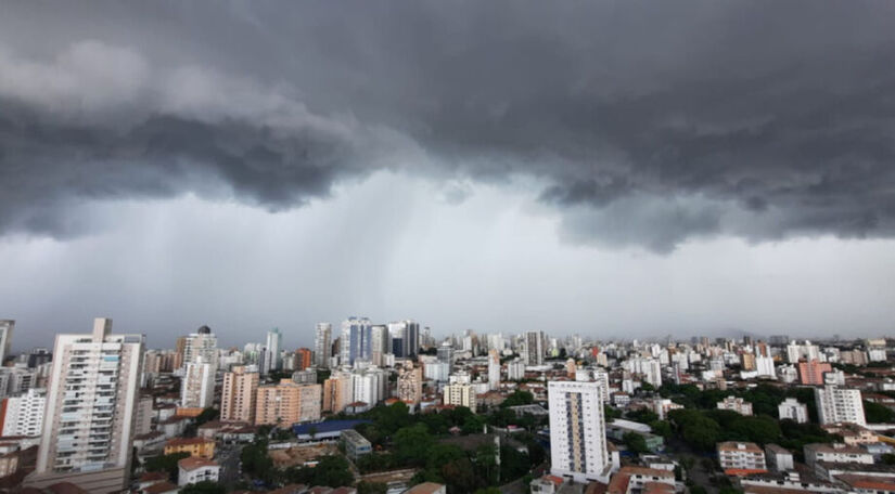 Imagem da chegada de um ciclone ao litoral de SP - Nair Bueno/Diário do Litoral