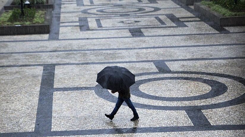 O guarda-chuva é item obrigatório nos próximos dias - Nair Bueno/Diário do Litoral