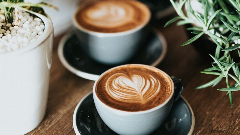 O café segue como símbolo de pausa, amizade e boas conversas brasileiras/Unsplash