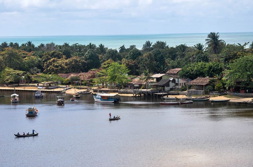 Travessia mágica: a chegada à vila é feita de canoa, atravessando o rio Caraíva, com um visual inesquecível (Divulgação/Wikipedia)