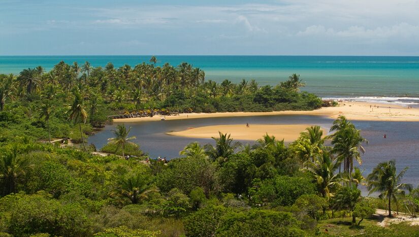 Onde o rio encontra o mar: o pôr do sol em Caraíva é um dos mais bonitos da Bahia (Divulgação/Wikipedia)