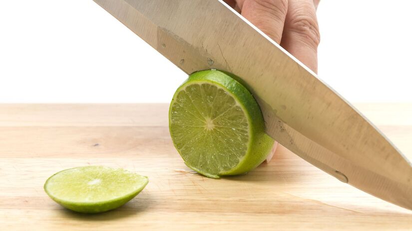 Água da fervura pode ser usada como limpador caseiro em bancadas, vidros e aço inox/Freepik