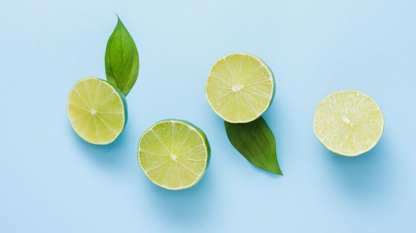 Misturar vinagre branco potencializa o efeito de limpeza e deixa superfícies mais brilhantes/Freepik