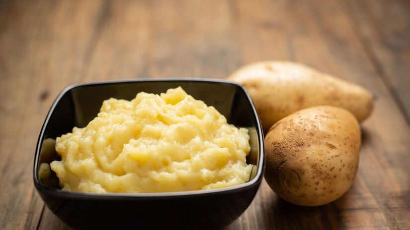 Passe as batatas ainda quentes por um espremedor. Repita o processo, se necessário