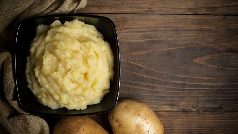 Aqueça o leite e o creme de leite em uma panela, temperando com sal, pimenta e noz-moscada