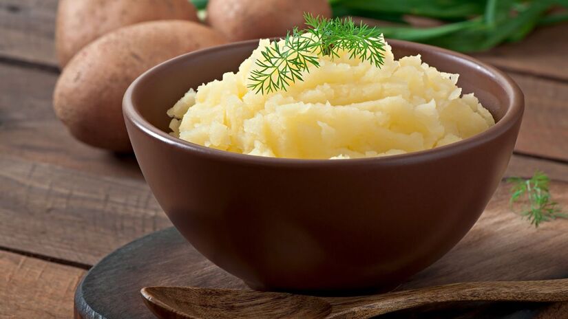 Acrescente as batatas espremidas aos poucos, mexendo até ficar homogêneo. Finalize misturando a manteiga fria em cubos, até que derreta e o purê fique brilhante e cremoso