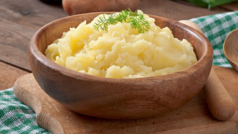Descasque as batatas e corte em pedaços pequenos / Freepik