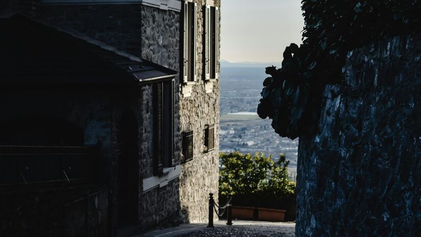 Bergamo se beneficia da proximidade com o centro financeiro, mas oferece um ritmo de vida menos caótico e acesso rápido à natureza e às montanhas/Pexels