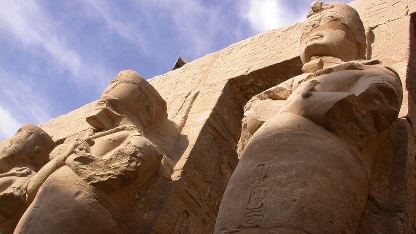 Obras como pirâmides e templos refletem a organização e planejamento da sociedade / Pixabay