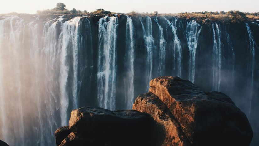 As Cataratas Vitória, uma das Sete Maravilhas Naturais, são um dos principais cartões-postais do país / Unplash