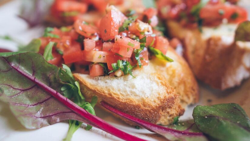 Na Itália, o pão é servido para 'fare la scarpetta', ou seja, para limpar o molho que sobra no prato, um gesto de puro prazer/Pexels