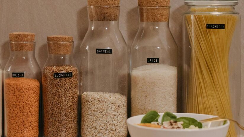 Grãos integrais e legumes fontes de energia e fibras, como aveia, macarrão integral, arroz integral, quinoa, grão-de-bico, lentilha e feijão - Pexels