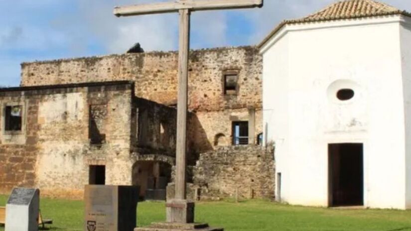 Vista aérea do Castelo Garcia D'Ávila: única construção medieval das Américas, localizada na Praia do Forte, Bahia/Divulgação
