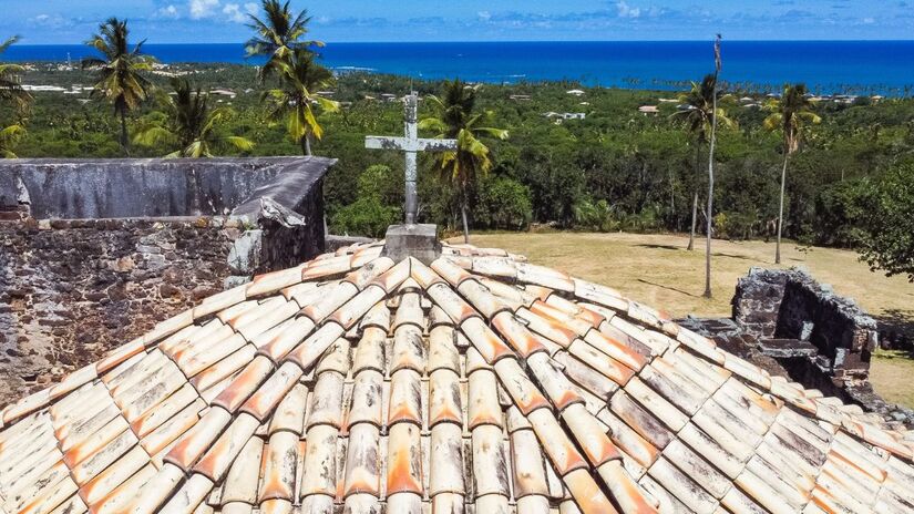 Vista panorâmica do alto da Colina de Tatuapara: mirante natural com visão privilegiada para o oceano/Divulgação

