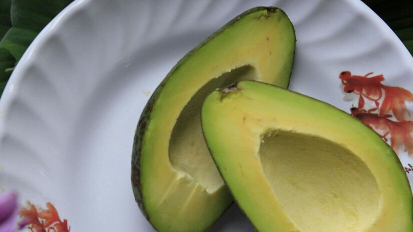 2. Dê uma dupla proteção e leve à geladeira
Coloque o abacate já embalado em um recipiente hermético e mantenha refrigerado. O frio desacelera a ação das enzimas e conserva a fruta fresca e saborosa por até dois dias /Pexels