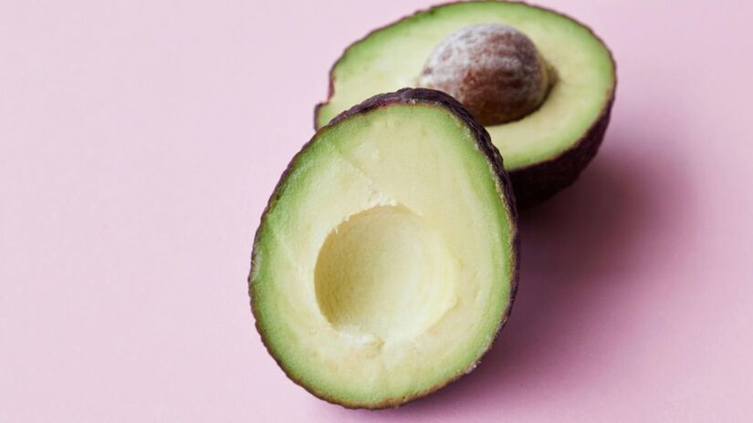 Dicas extras: Use frutas cítricas
O suco de limão ou lima é um ótimo aliado: sua acidez reduz a oxidação e ajuda a preservar a cor vibrante. Passe uma camada fina sobre a polpa antes de cobrir com o plástico filme/ Pexels
