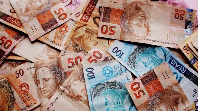 A verificação de autenticidade das cédulas é essencial para evitar golpes / Pixabay