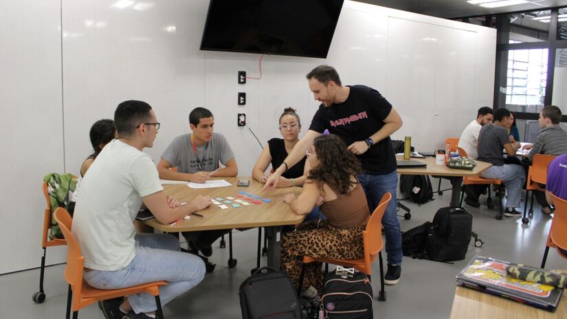 Os estudantes aprendem sobre Química, Física, Matemática, Biologia, Inteligência Artificial, Empreendedorismo e Humanidades / Divulgação/Ilum