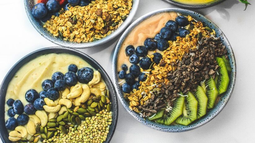 Comer fibras e proteínas antes dos carboidratos ajuda a equilibrar a glicose e reduz a necessidade de buscar energia rápida em doces /Pexels
