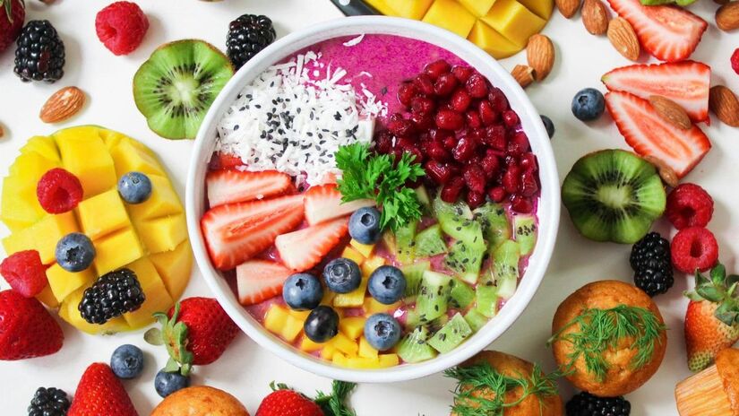 Se você começar o almoço devorando uma bela salada, você sentirá menos vontade de comer o prato principal, pois seu estômago não estará vazio /Pexels