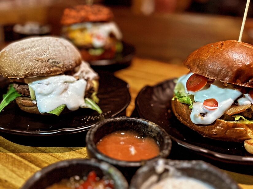 Diversas opções de hambúrgueres - Facebook/Deuses e Faraós Restaurante