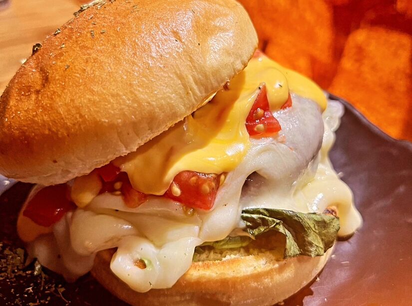 É mais queijo que você pediu? - Facebook/Deuses e Faraós Restaurante