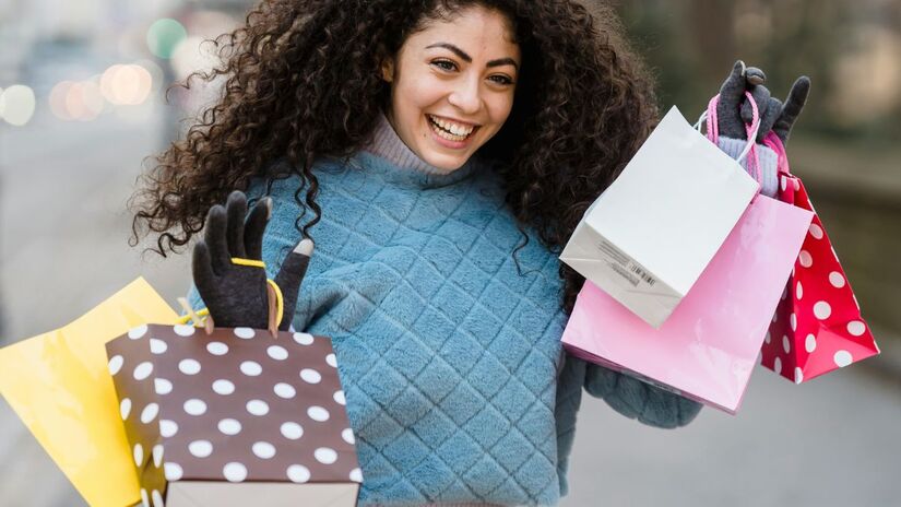 1. Pesquise sobre o produto antes da venda
Pode parecer óbvio, mas muitas vezes somos levados pelo impulso do anúncio ou pelo famoso "metade do preço".
Antes de comprar, pesquise o histórico de preços e compare valores em diferentes sites. Assim, você saberá se o desconto é real  ou apenas maquiagem de preço /Pexels